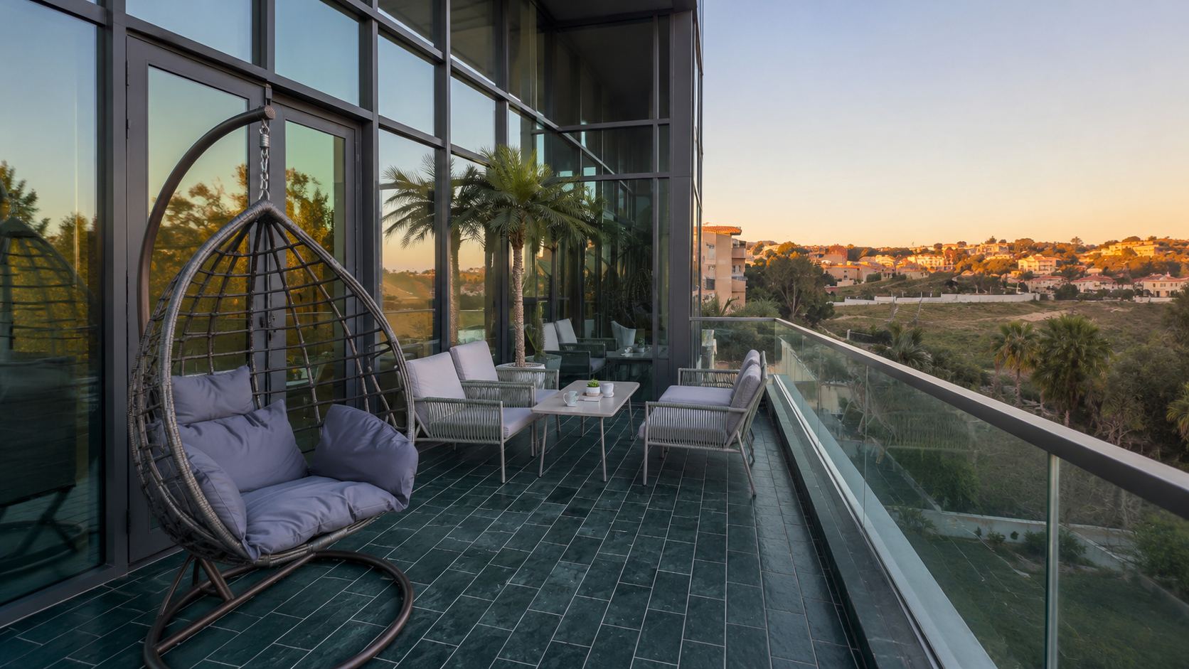 Un balcon suspendu entre ciel et verdure